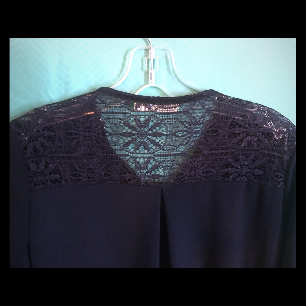 Pristine rayon shirt w/ great details!